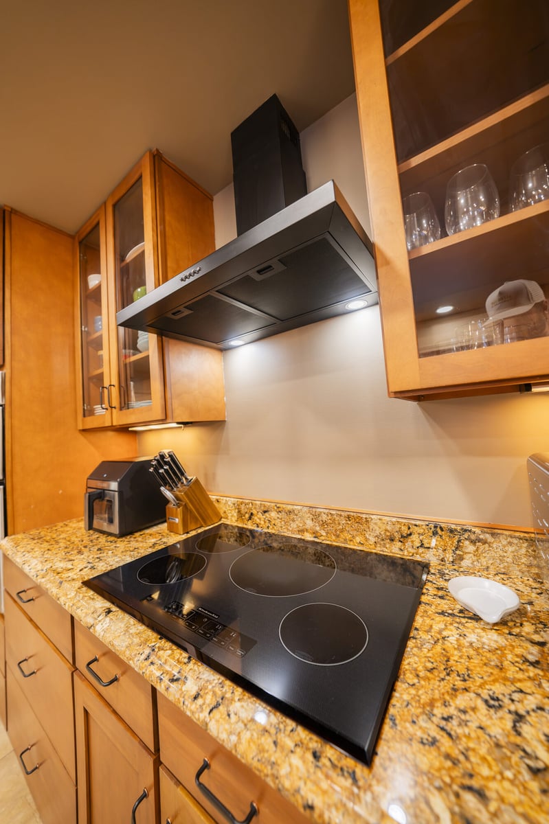 cooktop-stainless-range-hood-closeup-atlanta-ga-optimized