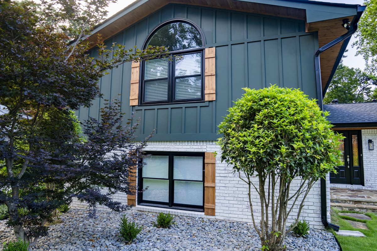 exterior-corner-arched-window-mature-landscaping-atlanta-ga-optimized