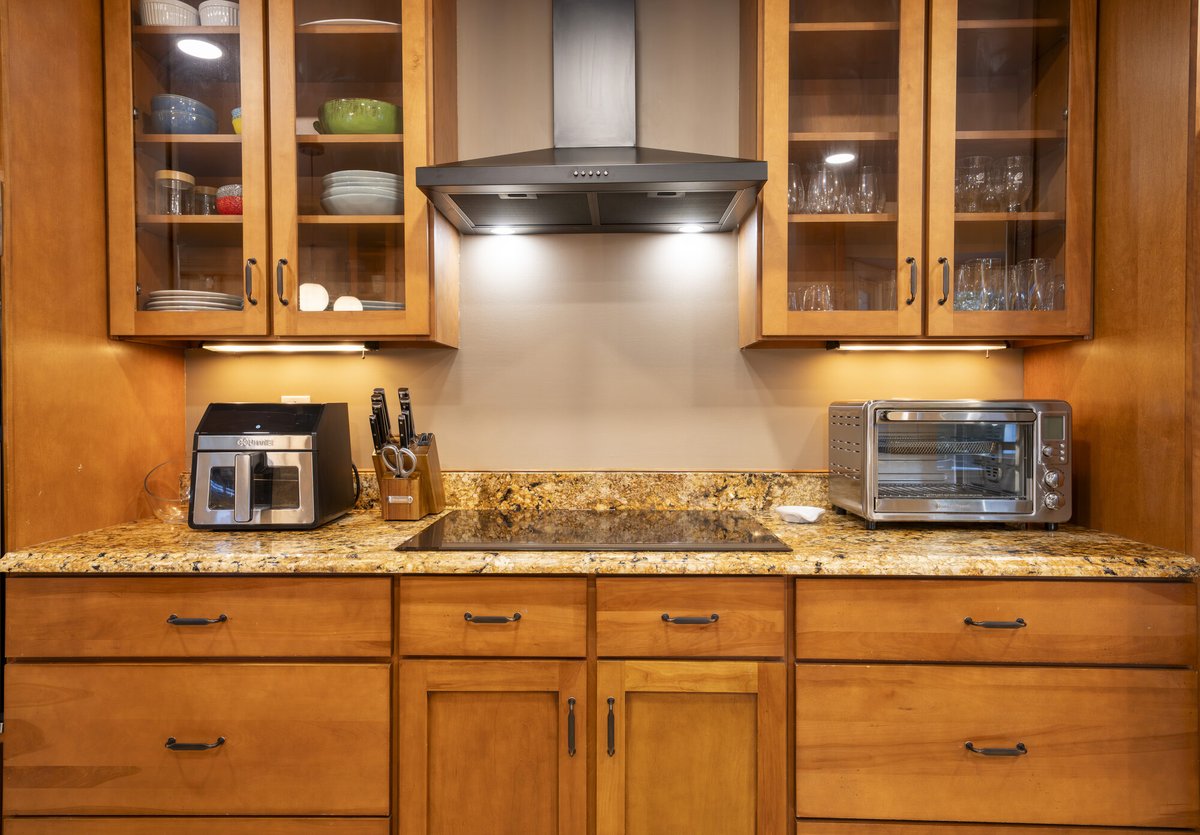 kitchen-cabinetry-stainless-range-hood-glass-front-uppers-atlanta-ga-optimized