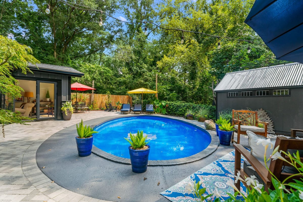 pool-with-pool-house-and-umbrellas-atlanta-ga-optimized