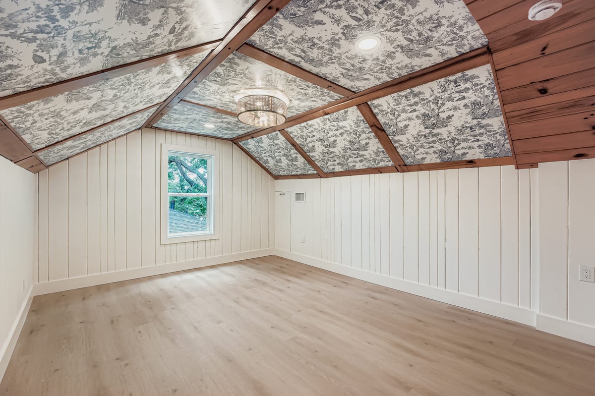 primary-bedroom-empty-vaulted-wallpapered-ceiling-atlanta-ga-optimized