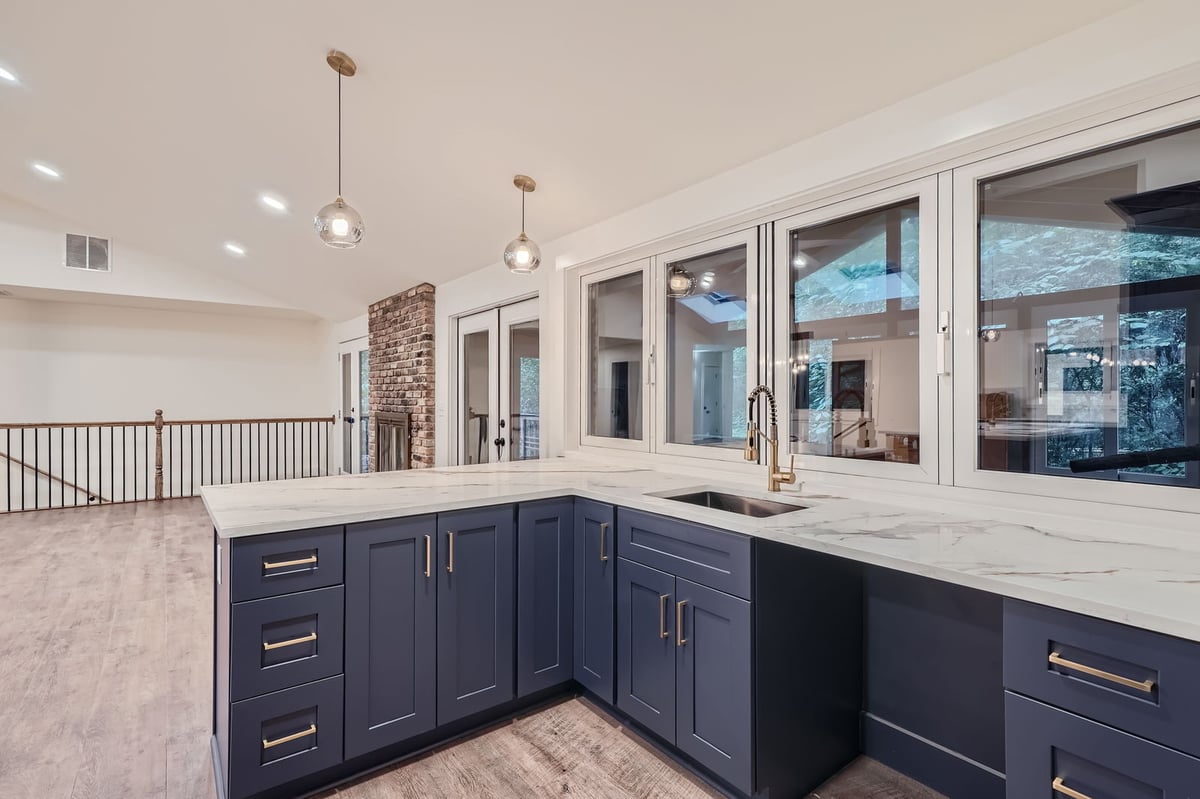 kitchen-peninsula-navy-cabinets-staircase-view-atlanta-ga-optimized