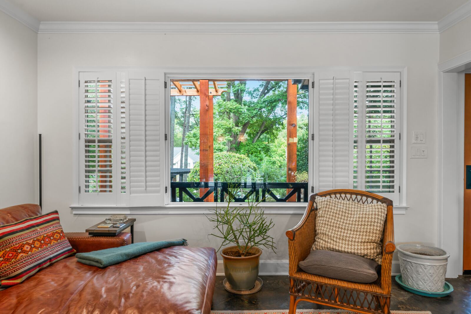 reading-nook-with-leather-daybed-atlanta-ga-optimized