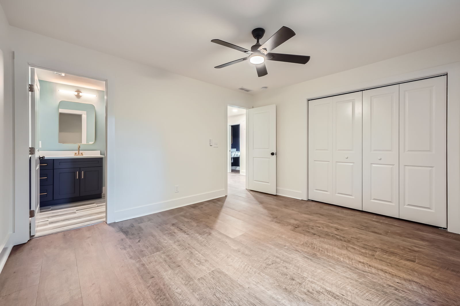 bedroom-empty-ceiling-fan-closet-doors-atlanta-ga-optimized