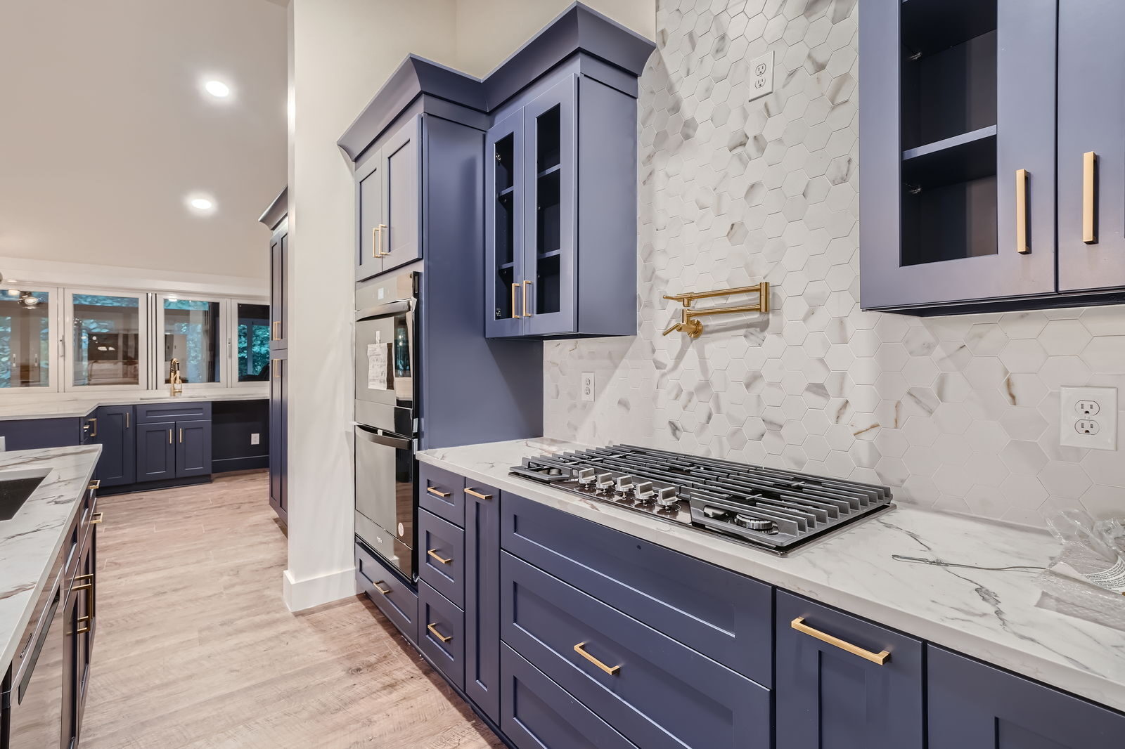 kitchen-cooktop-navy-cabinets-marble-backsplash-gold-fixtures-atlanta-ga-optimized